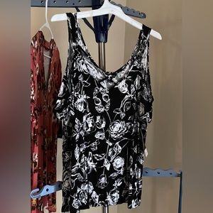 Women's XL Black and White Kohl’s Rock & Republic Criss Cross Ring Top